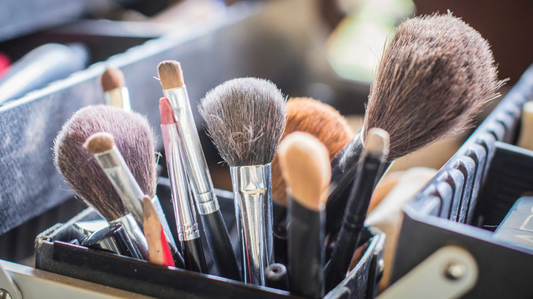 CÓMO LAVAR LAS BROCHAS DE MAQUILLAJE | RÁPIDO Y FÁCIL