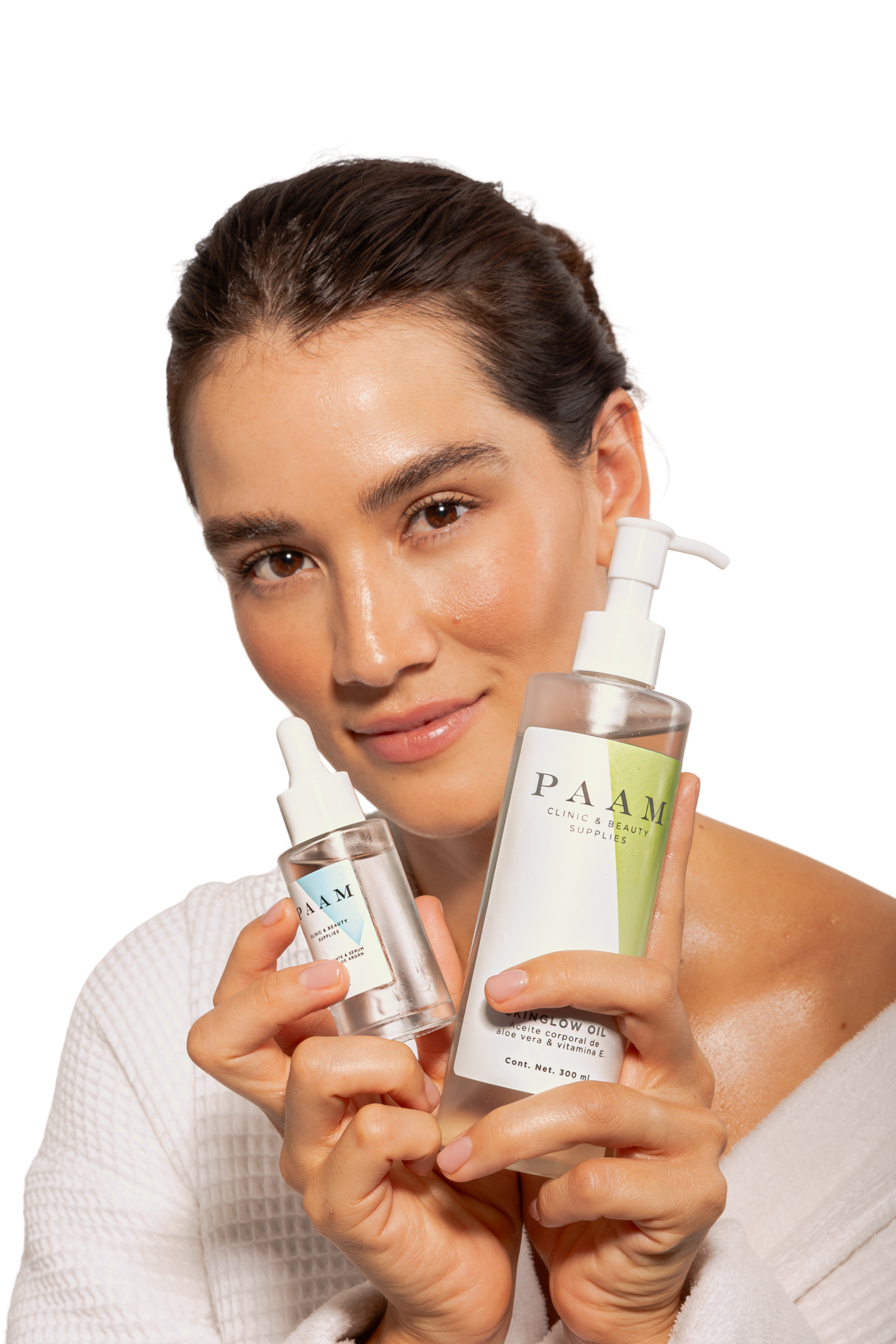 Modelo sosteniendo productos PAAM